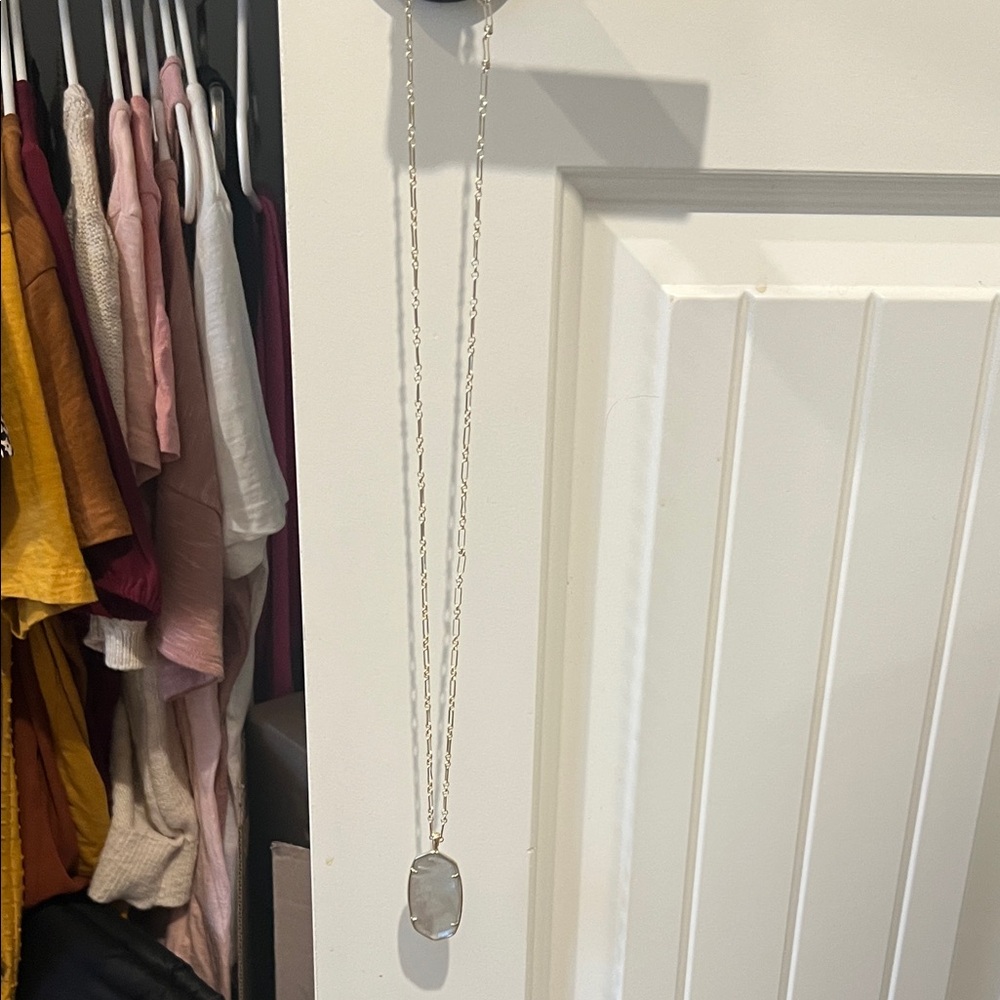 Kendra Scott Gold Reid Necklace. - Picture 3 of 3